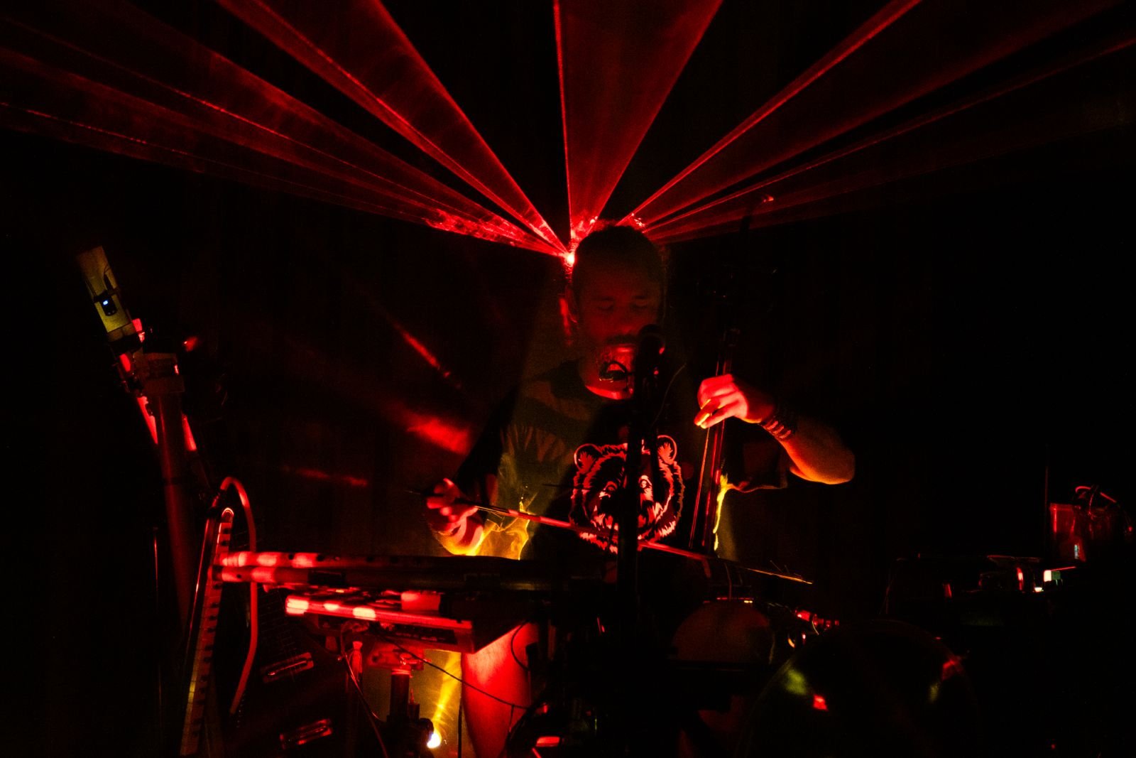 Sound Fire · láseres rojos